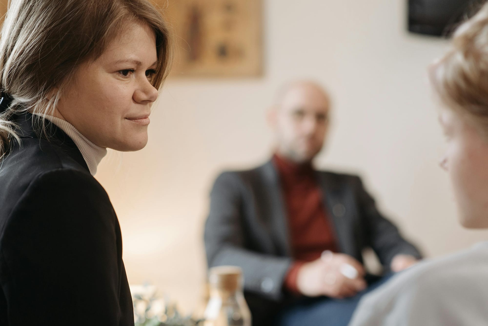Deux personnes en discussion lors d’une médiation