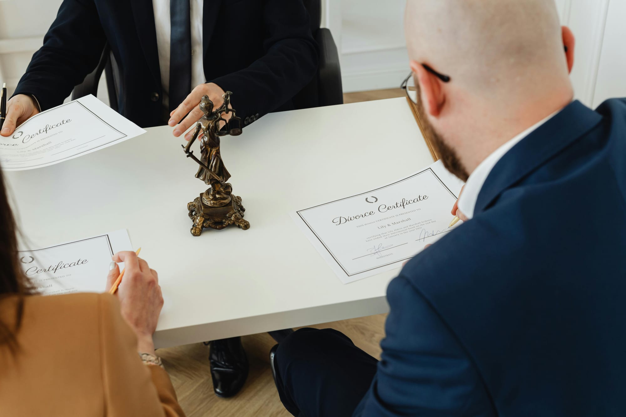 Balance de la justice sur un bureau