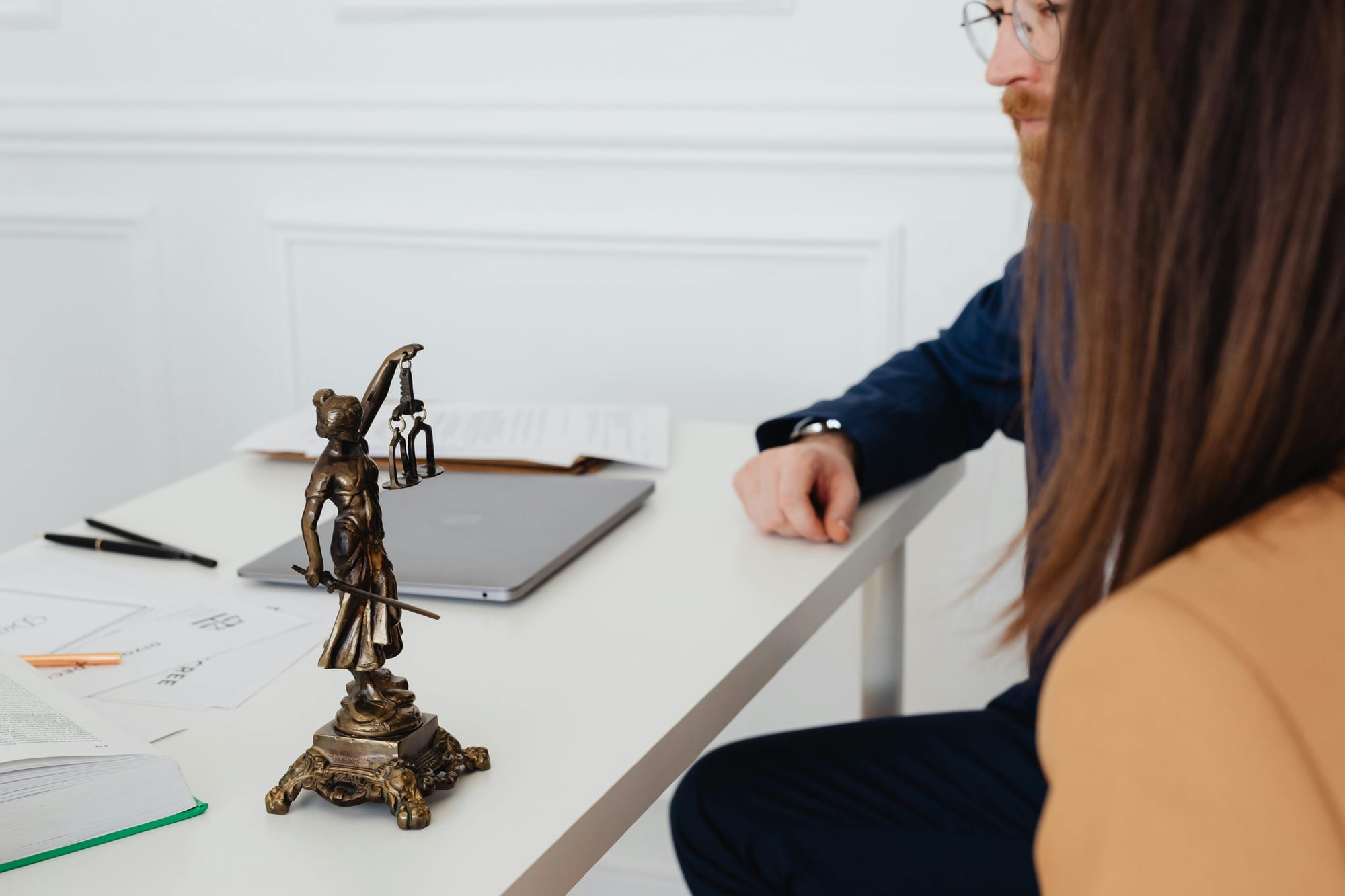 Statuette de la justice sur une table de médiation